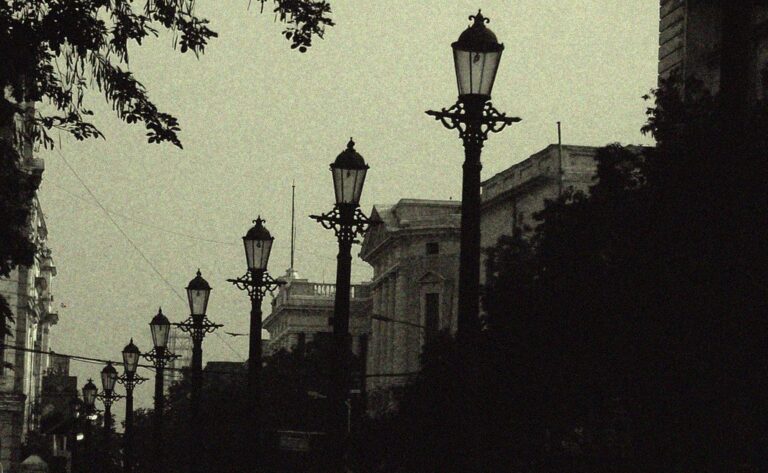 “Lighting Up History: The Story of India’s First Experimental Street Light in Colonial Kolkata”